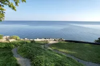 Panoramic Deck and Theatre Room - Gorgeous Cliffside Escape Hotels in Brownhelm Township