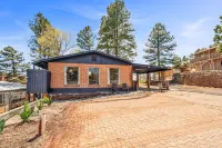 NEW! Hot Tub I Game Room I Arcade w/ 10k+ Games I Walkable to Great Hikes I NAU