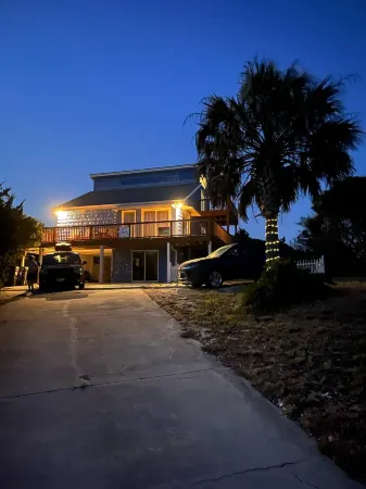 Ocean View and Game Room - Charming Family Haven Отели в г. Эмералд Айл