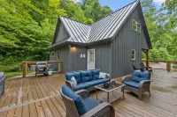 Hot Tub & WiFi - Intimate Cabin - Snuggle Inn - Red River Gorge, Kentucky! Các khách sạn ở Stanton