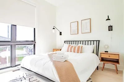 Convenient Access to Metro and Local Attractions - Chic Modern Retreat 블루밍데일 호텔