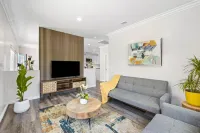 Chic Retreat - Stylist Home Conveniently Equipped-Yard, AC