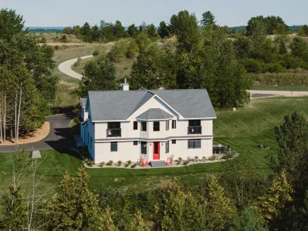 Game Room and Vineyard Views - Elegant Luxe Retreat Отели в г. Уайтуотер Тауншип