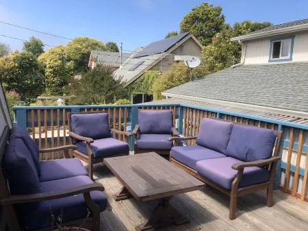 Sunny and Large 3 Bedroom Family Beach House. 30 day rental