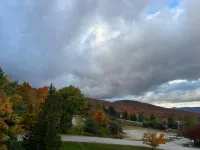 Ski Lift Access, Pool, Sauna, Hot Tub - Spacious Inviting Studio