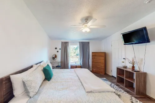 Serene waterfront haven with lake views, fenced yard & home office Hotels in Curry County
