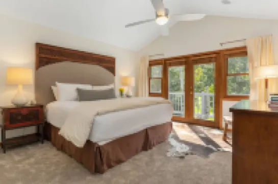 Charming Escape with Hot Tub and Gas Grill - Inviting Mountain Haven