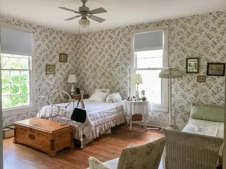 Charming Historic Home with Organic Gardens - Serene Retreat Отели в г. Бастроп