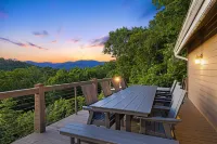 Majestic Mountain Views and Hot Tub - Stunning Post-and-Beam Haven