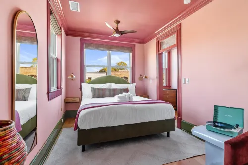 Private Entrances and Full Kitchens Await - Charming Retreat Hotels in North Charleston