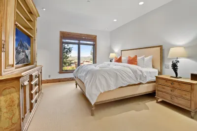 Ski-in Ski-Out Access and Chef's Kitchen - Stunning Mountain Retreat Hotels near Canyons Village at Park City