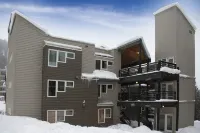 Ski-in Access and Resort Amenities - Spacious Cozy Retreat Hotels in Saint Mary's