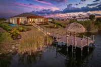 Enchanting Waterfront Escape with Tiki Hut and Dock - Captivating Retreat Hotel in zona Seahawk Park