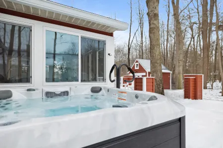 Hot Tub and Outdoor Grill with Scenic Deck - Charming Retreat