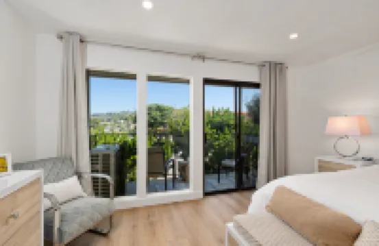 Golf Course Views and Modern Interiors - Stylish Coastal Retreat