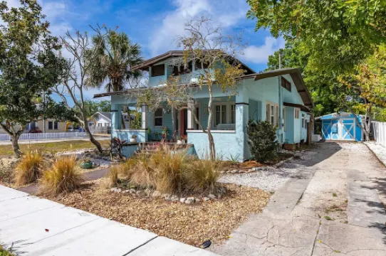 Charming Retreat - Covered Pool, Outdoor Grill, Games