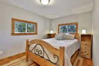 Waterfront Access and Rustic Comforts - Charming Lakeside Retreat Hotels in Leicester