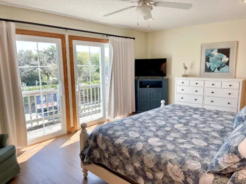 Panoramic Sunset Views and Spacious Deck - Beautiful Soundfront Retreat