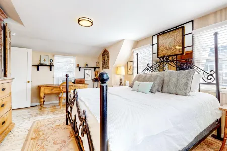 Spacious home with private heated outdoor pool, hot tub, patio, grill & W/D Отели в г. Милкрик