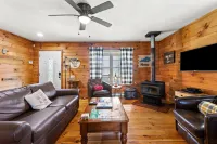 Hot Tub, WiFi, Pet-Friendly - Heavenly Hideaway - Near Red River Gorge, Kentucky! Hotels in Beattyville