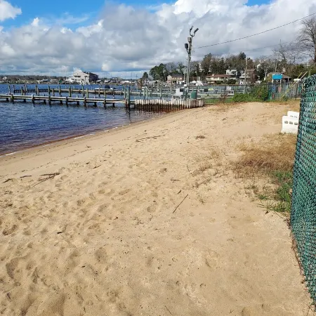 Beach Bungalow in peaceful Toms River with AC, WiFi, beach badges.