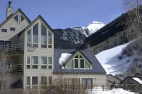 Stunning River Views and Cozy Living Space - Inviting Ski Retreat