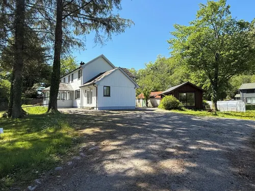 Cottage for 8 - ideally located between Glencoe and Fort William close to shore.