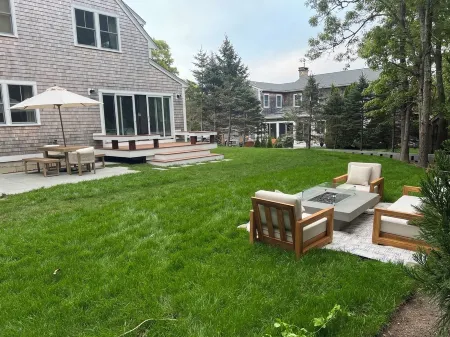 Charming 3-bedroom w/loft.New Construction home with AC,WiFi. Short walk to town Отели рядом с достопримечательностью «ЙМКА Мартас-Винъярд»