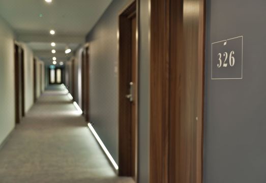 1. 인 비트윈 호텔..