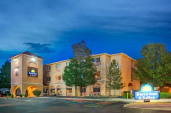 Days Inn & Suites by Wyndham Airport Albuquerque Hotel di 