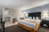 Travelodge by Wyndham Traverse City MI - parking