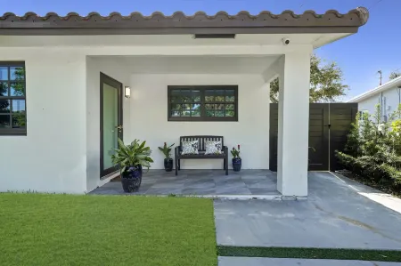 Dania Beach Unit 2 in Dania Beach Отели рядом с достопримечательностью «FLL Airport Flight Landing View Point»