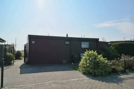 4Pers. House w Sauna, Winter Garden & Fishing Pier in Front of the Lauwersmeer Отели в г. Anjum