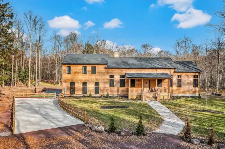 Grand Timber by Avantstay Indoor Pool, Sauna, Sports Court, Game Room, & More!