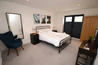 Beachfront Walks with Sea View Balcony Deck - Wifi