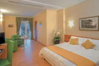 Ele Green Park Hotel Pamphili Hotel dekat Vila Carpegna