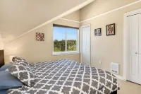 Seattle Vacation Home: Life's A Game Hotels in Central Seattle