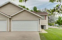 NEW - Great Location - Family Friendly - Garage - Spacious Walmart Supercenter附近的飯店
