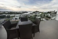 Curtis Central Apartments Official 글래드스턴 호텔