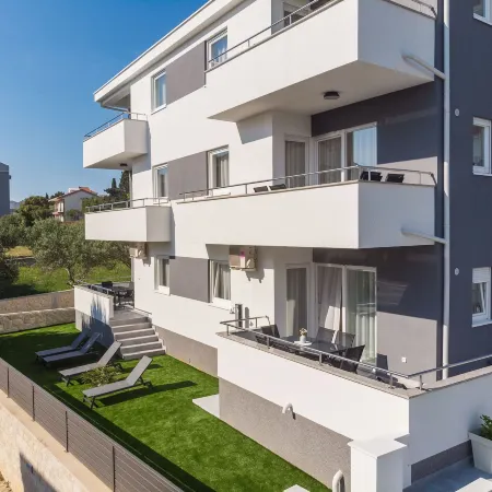 Summer Breeze Pool Apartments