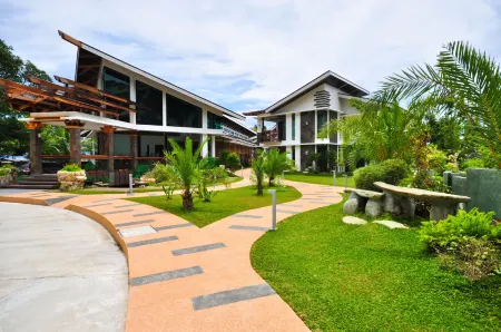 Infinity Resort Отели рядом с достопримечательностью «Талипенен Бич»