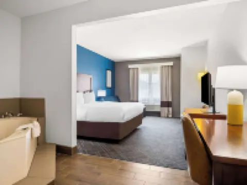 Comfort Suites Lindale リンデールのホテル