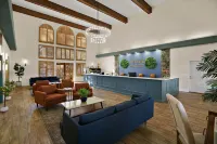 La Fuente Inn & Suites - Airport Shuttle