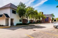 Motel 6 Arlington Heights, IL - Chicago North Central Hotels in Elk Grove Township