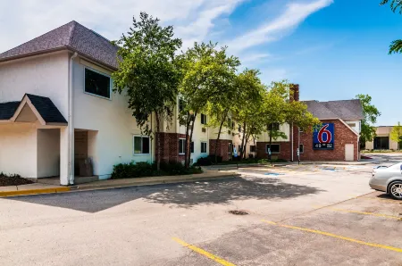 Motel 6 Arlington Heights, IL - Chicago North Central Отели рядом с достопримечательностью «Парк Мажевски Метро»