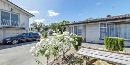 แอดไมรัล โมเต็ล