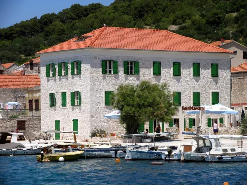 Hotel Maestral - parking