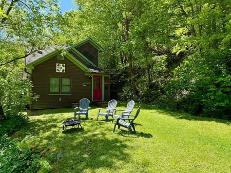 Tubing , Hiking and Jay Peakfun at the Cliff House Отели в г. Монтгомери