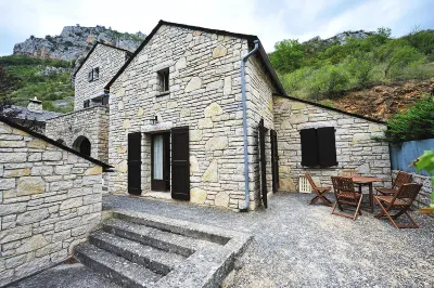 Hôtel Gorges du Tarn - AZUREVA La Malène Hôtels à : Les Vignes