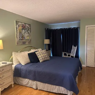 On the green! Enjoy awesome views, central location, ready for your tee time!